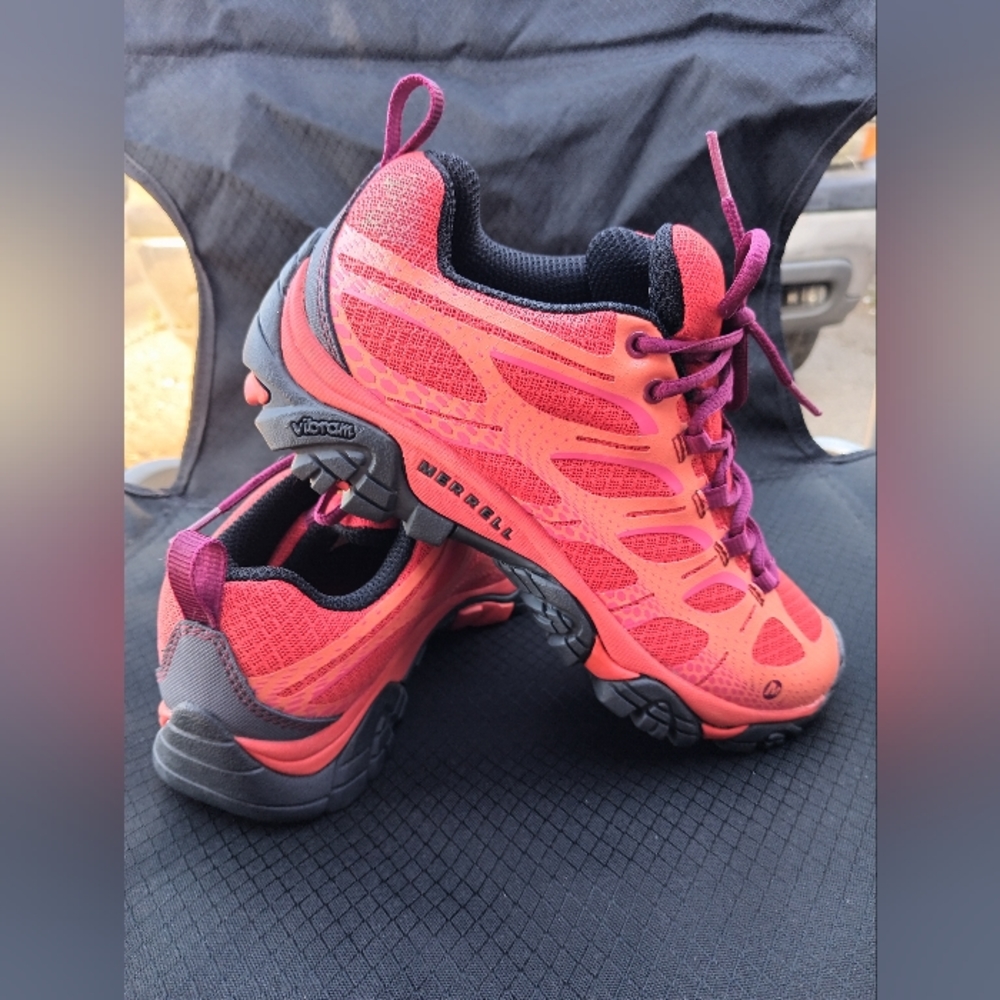 MERRELL Women's Moab Edge Shoes, Coral